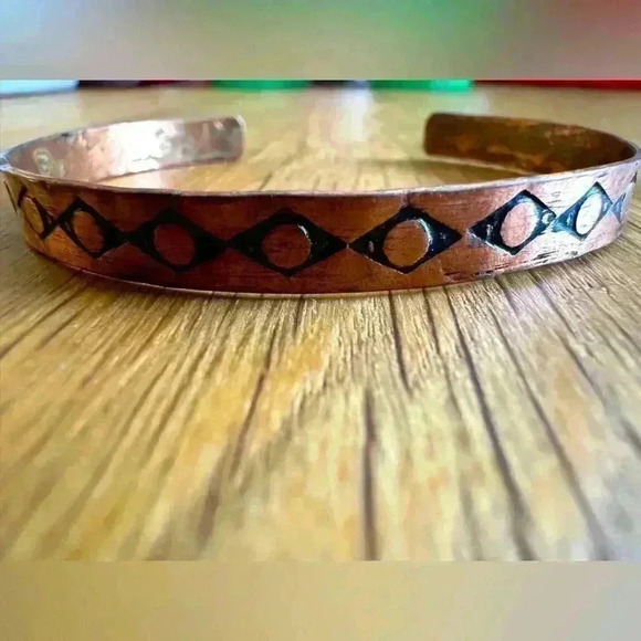 Adjustable vintage copper bangle bracelet with etched detail - Picture 1 of 5
